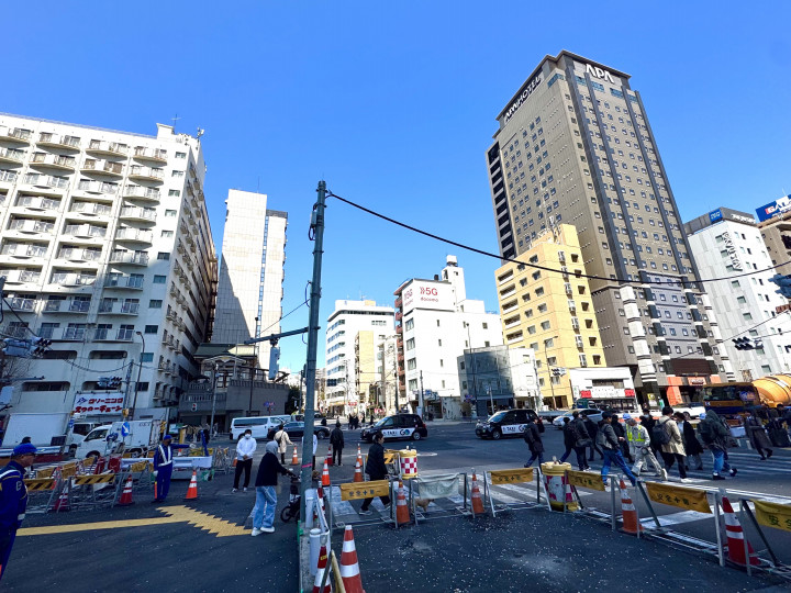 国道15号の交差点。横断歩道を渡って直進