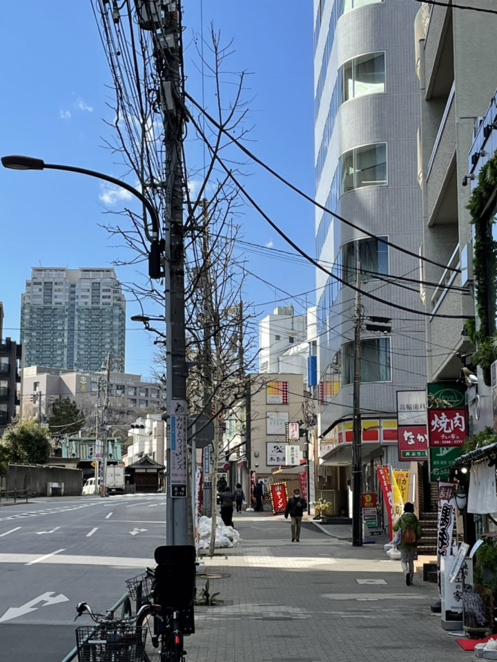 デイリーヤマザキの手前を上る坂道